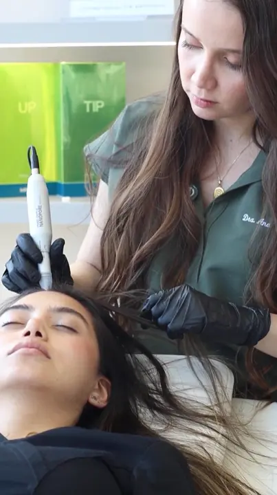 Aplicación de mesoterapia capilar en Bogotá - Tratamiento para fortalecer el cabello - Clínica Estética Praesenti